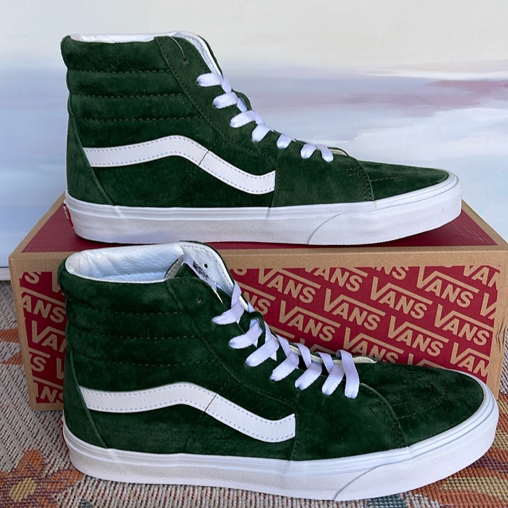 Vans Men’s Sk8-Hi
Pig Suede Douglas Fir
VN0007NSBXU
Sneakers - Picture 2 of 16